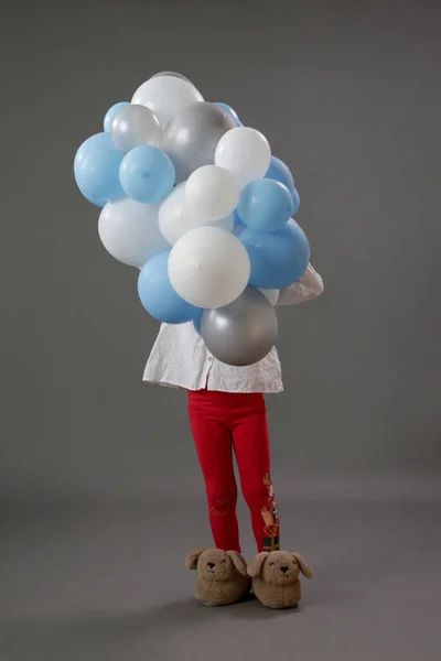 Retrato Estúdio Menina Feliz Segurando Grupo Balões Brancos Azuis Conceito — Fotografia de Stock