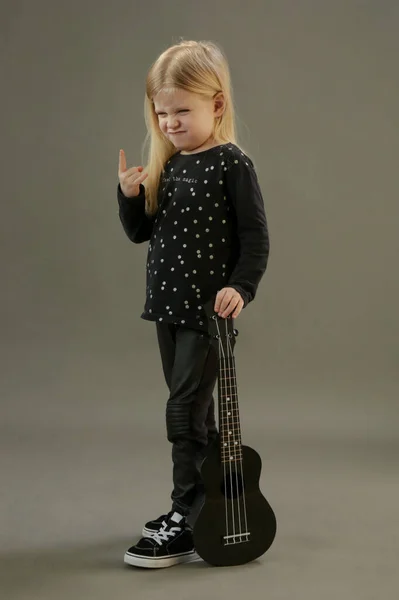 Studio Portret Małego Muzyka Jej Czarnej Gitary — Zdjęcie stockowe