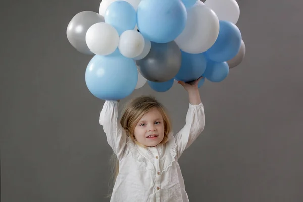 Studio Portret Szczęśliwej Dziewczynki Trzymającej Grupę Białych Niebieskich Balonów Koncepcja — Zdjęcie stockowe