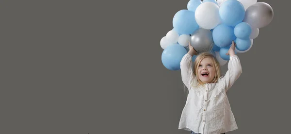 Studio Portret Van Gelukkig Klein Meisje Met Een Groep Witte — Stockfoto