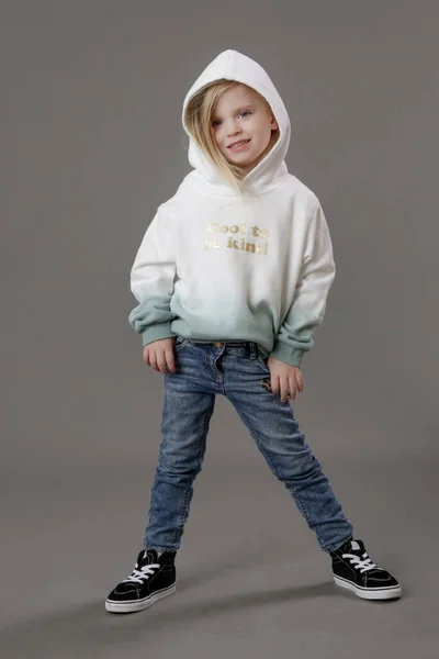 Retrato Estúdio Menina Criança Jeans Capuz — Fotografia de Stock