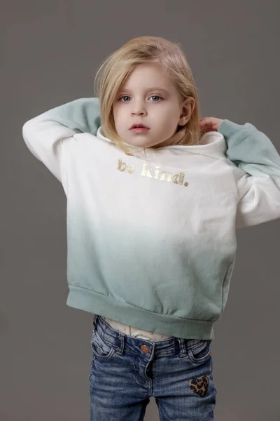 Studioporträt Eines Kleinen Mädchens Jeans Und Kapuzenpulli — Stockfoto