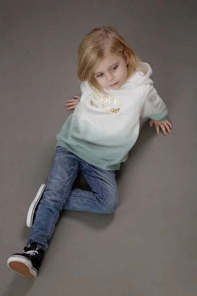 Retrato Estúdio Menina Criança Jeans Capuz — Fotografia de Stock