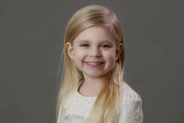 Estudio Retrato Sonriente Niña Años Mirando Cámara — Foto de Stock