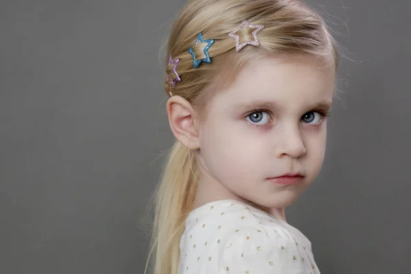 Retrato Estudio Una Niña Años Mirando Cámara — Foto de Stock