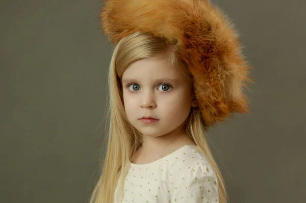 Portrait Studio Belle Petite Fille Portant Chapeau Fourrure — Photo
