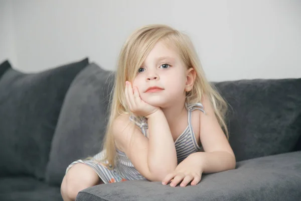 Портрет Милої Маленької Дівчинки Лежить Дивані Вітальні — стокове фото