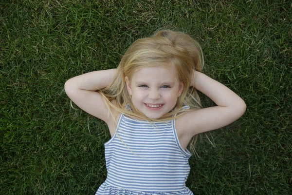 풀밭에 귀여운 소녀의 — 스톡 사진