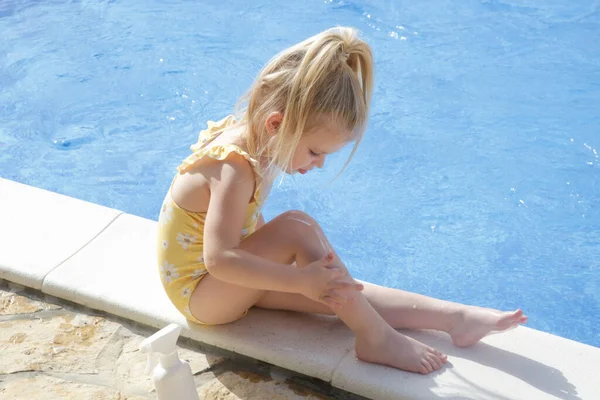 Cute Little Toddler Girl Applying Sunscreen Protection Cream Her Legs — Stock Photo, Image