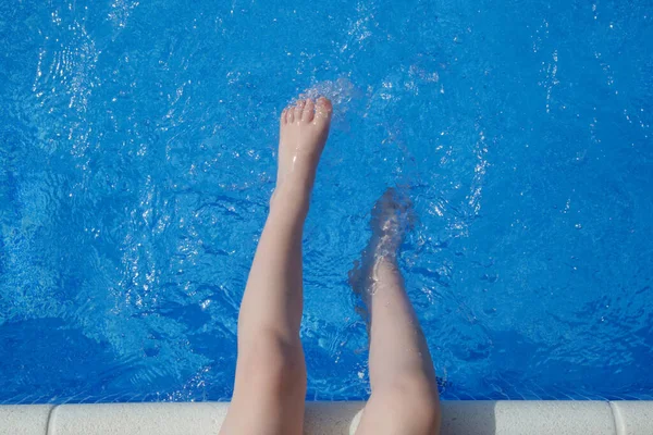 Niño Salpicando Agua Piscina Con Las Piernas —  Fotos de Stock