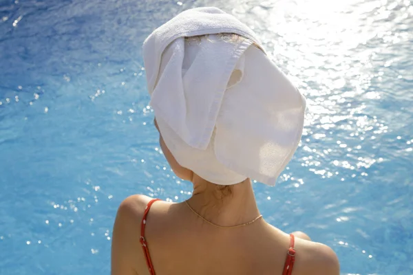 Jeune Femme Assise Bord Piscine Avec Des Cheveux Enveloppés Dans — Photo