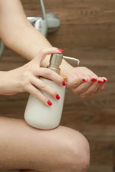 Wanita Muda Mandi Tutup Botol Kaca Putih Dengan Shower Gel — Stok Foto