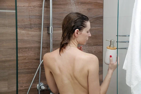 Joven Hermosa Mujer Tomando Ducha Baño —  Fotos de Stock