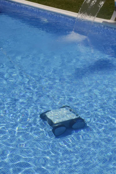 Reiniging Van Zwembadvloer Met Een Onderwaterstofzuiger Zwembadonderhoud Concept — Stockfoto