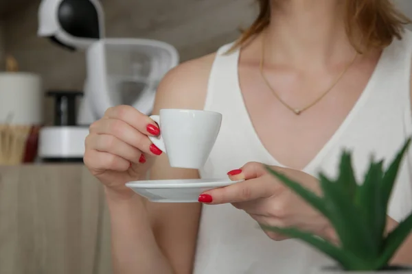 Mujer Joven Sentada Mesa Cocina Disfrutando Café Mañana —  Fotos de Stock