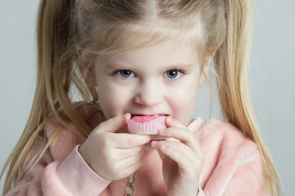 Donut Yiyen Sevimli Küçük Kızın Portresini Yakından Çek — Stok fotoğraf