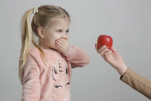 Little Girl Does Want Eat Apple Child Refusing Eat Fruits — Stock fotografie