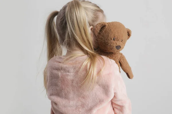 Porträt Des Süßen Kleinen Mädchens Mit Ihrem Teddybär — Stockfoto