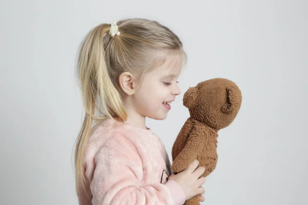 Retrato Menina Bonito Com Seu Ursinho Pelúcia — Fotografia de Stock