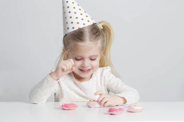 Portrait Adorable Birthday Little Girl Eating Sweets — Fotografia de Stock