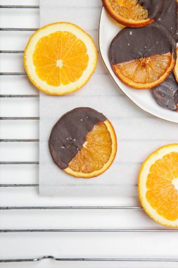 Koyu çikolatalı kuru portakal dilimleri.