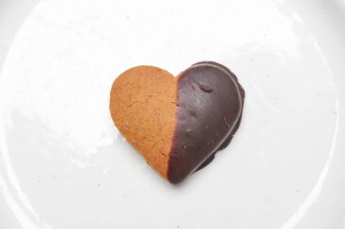 Koyu çikolatalı kalp şeklinde kurabiyeler. Basit ve kolay Sevgililer Günü hediyeleri.