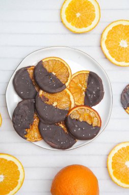 Koyu çikolatalı kuru portakal dilimleri.