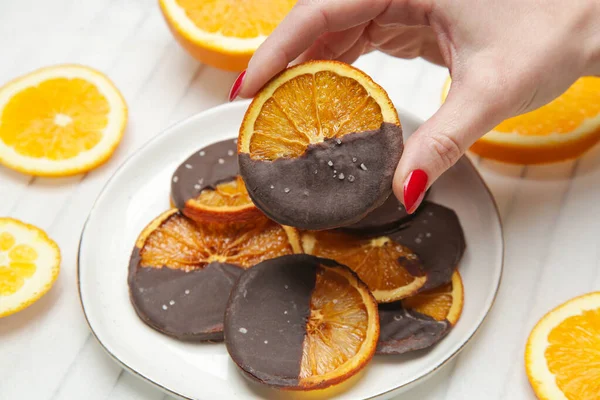 Темний Шоколад Занурюється Сухі Апельсинові Скибочки — стокове фото