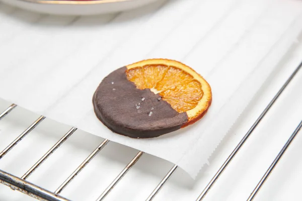 Dark Chocolate Dipped Dry Orange Slices — 图库照片