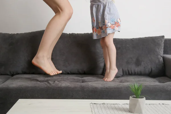 Mutter Und Kind Springen Auf Dem Bett Nahsicht Auf Die — Stockfoto