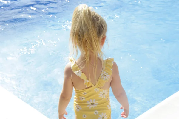 Nettes Kleines Mädchen Gelben Badeanzug Steht Der Nähe Des Pools — Stockfoto