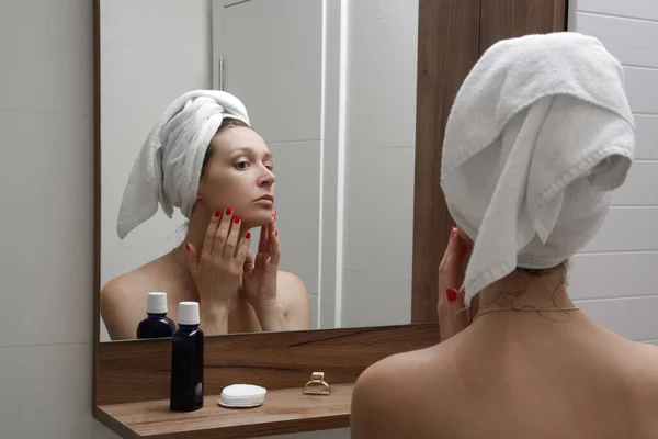 Retrato Una Hermosa Joven Pie Baño Examinando Cara Espejo Concepto — Foto de Stock