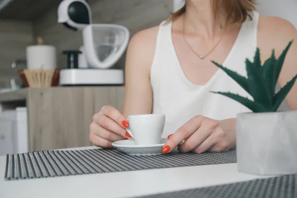 Mujer Joven Sentada Mesa Cocina Disfrutando Café Mañana —  Fotos de Stock