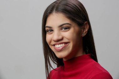 Kırmızılı çekici genç kadının stüdyo portresi. 