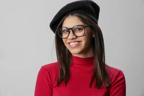 Porträt Einer Attraktiven Jungen Frau Mit Lesebrille Und Schwarzer Baskenmütze — Stockfoto