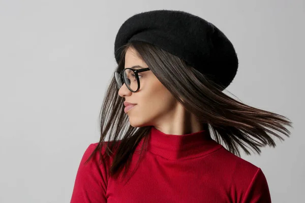 Portret Van Een Aantrekkelijke Jonge Vrouw Met Leesbril Zwarte Baret — Stockfoto