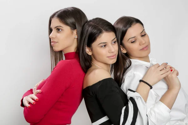 Três Mulheres Brancas Bonitas Felizes Tiro Estúdio — Fotografia de Stock