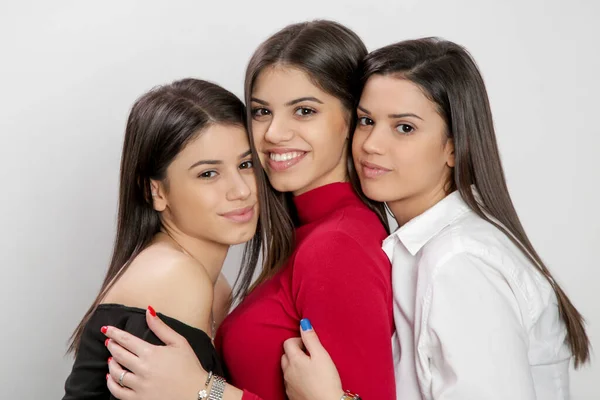 Trzy Szczęśliwe Piękne Kaukaskie Kobiety Ujęcie Studia — Zdjęcie stockowe