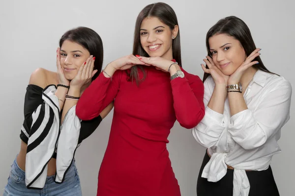 Estúdio Retrato Três Jovens Mulheres Fazendo Cara Engraçada Mãos Dadas — Fotografia de Stock