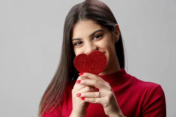 赤いハートを持つ魅力的な若い女性 バレンタインデーのコンセプト — ストック写真