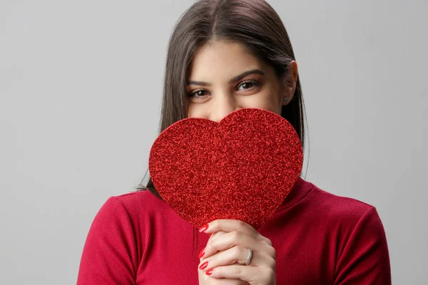 赤いハートを持つ魅力的な若い女性 バレンタインデーのコンセプト — ストック写真
