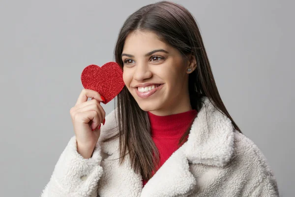 Ελκυστική Νεαρή Γυναίκα Που Κρατάει Κόκκινη Καρδιά Έννοια Ημέρα Του — Φωτογραφία Αρχείου