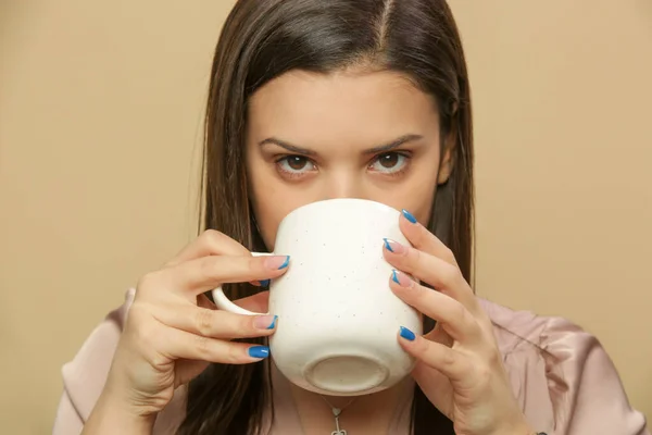 Studio Shot Young Brunette Woman Holds Ceramic Mug — Stock Photo, Image