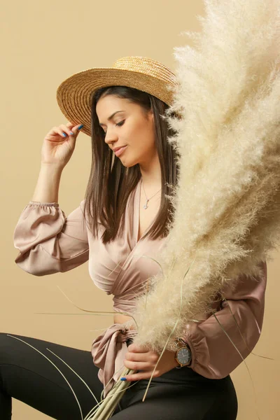 Fashion Portrait Gorgeous Young Woman Holding Bouquet Pampas Grass — стоковое фото