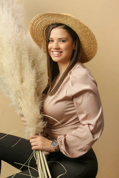 Fashion Portrait Gorgeous Young Woman Holding Bouquet Pampas Grass — Fotografia de Stock