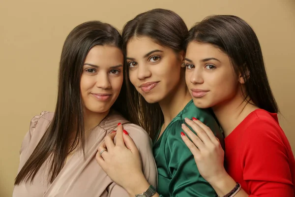 Trzy Szczęśliwe Piękne Kaukaskie Kobiety Ujęcie Studia — Zdjęcie stockowe