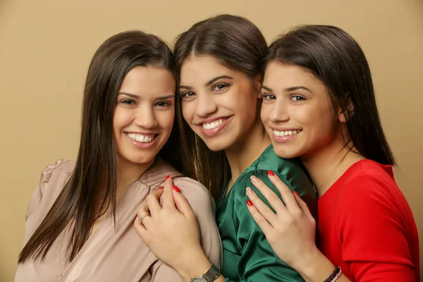 Drei Glückliche Schöne Kaukasische Frauen Studioaufnahme — Stockfoto