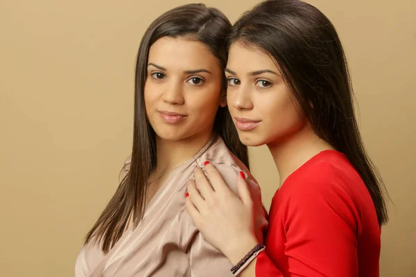 Studio Portrait Two Beautiful Young Women — Stock Photo, Image