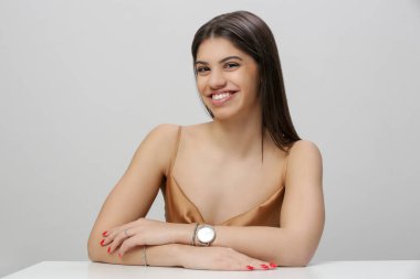 İpek paçalı güzel bir kadının güzel portresi.