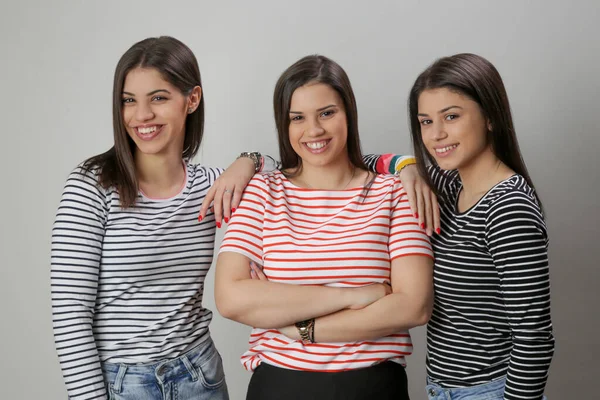 Drei Glückliche Schöne Kaukasische Frauen Gestreiften Shirts Studioaufnahme — Stockfoto